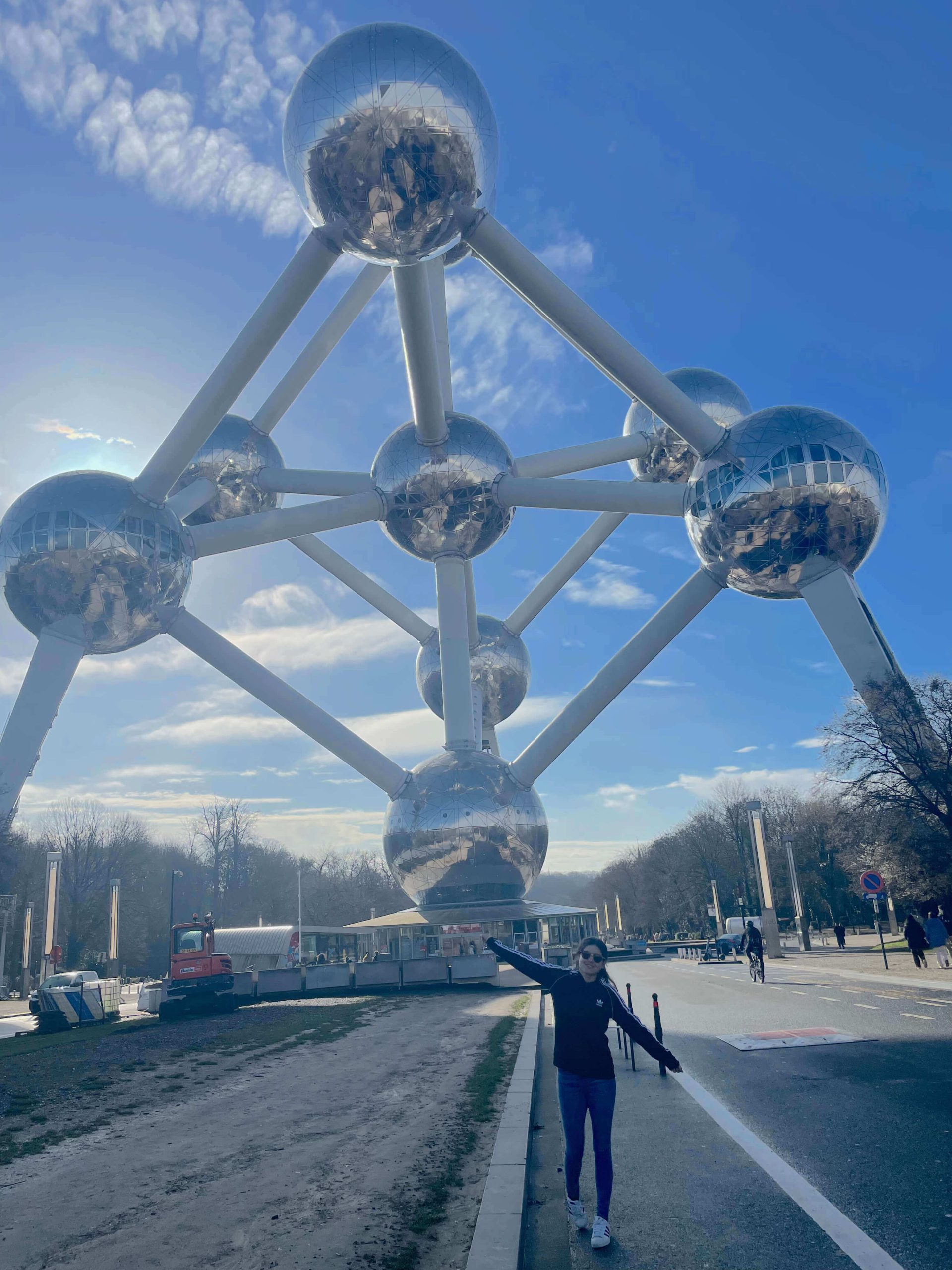 Posando en el Atomium de Bruselas