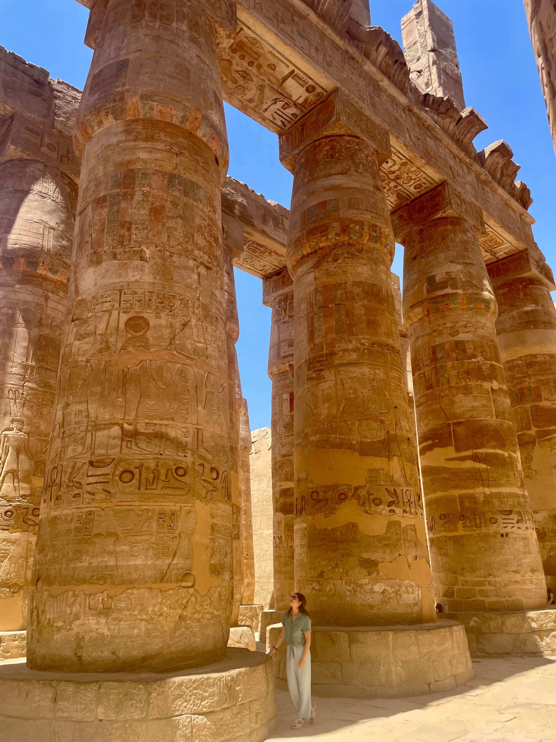 Gloria Mata posando en el desierto de Egipto