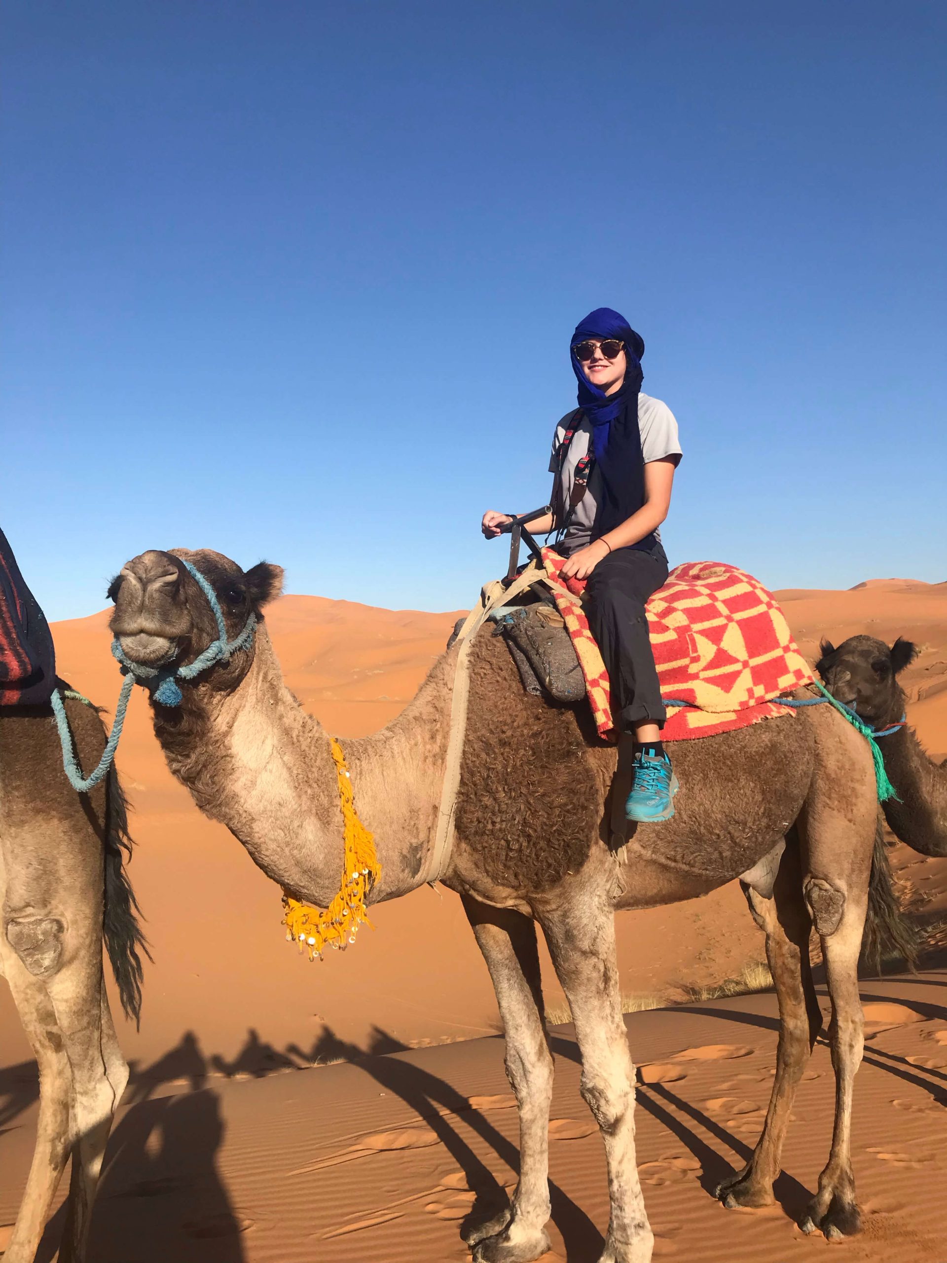 Foto en el desierto del Sahara de Gloria Mata montada en camello