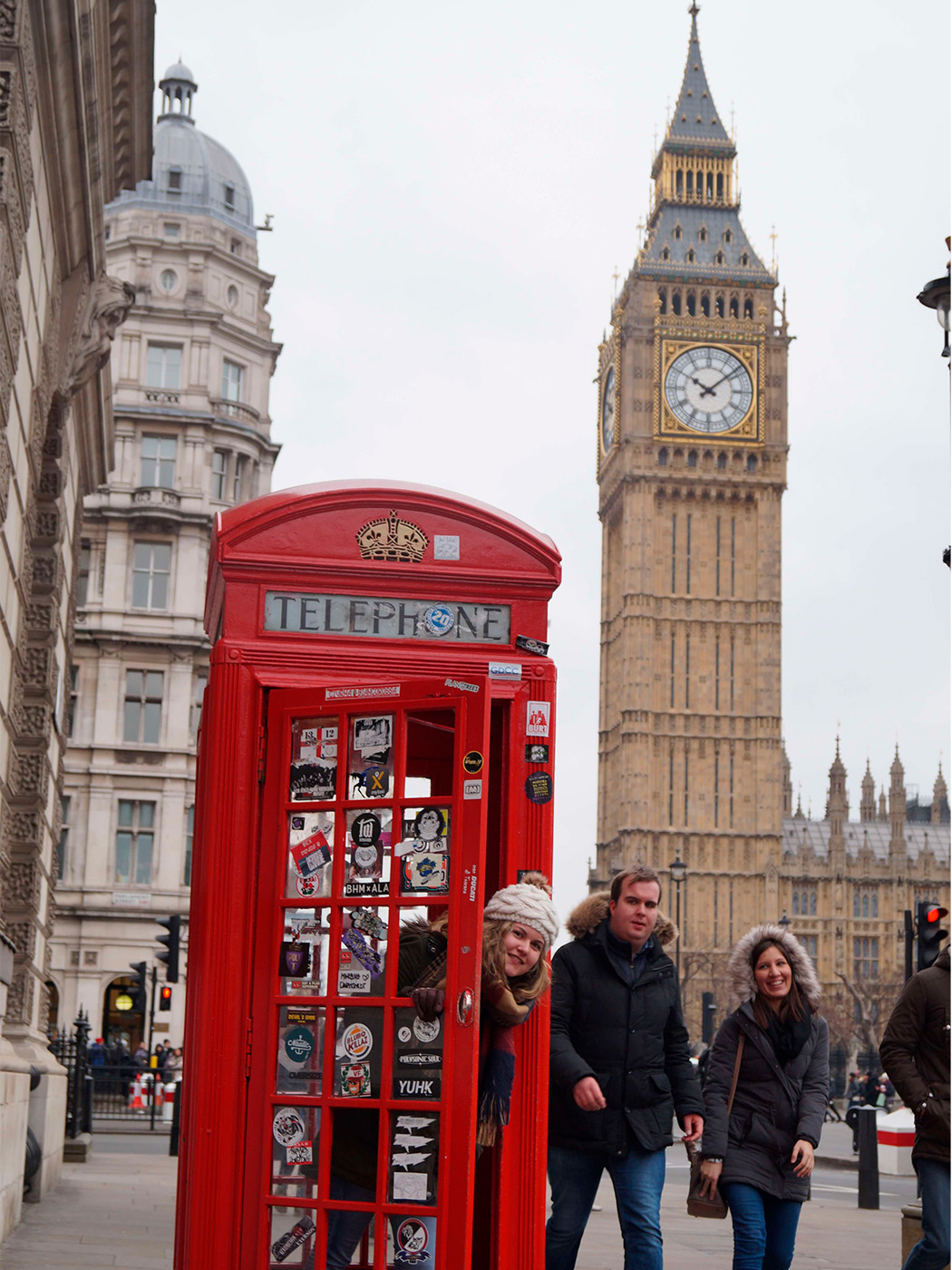 Posando dentro de una cabina típica de Londres con el Big Ben de fondo