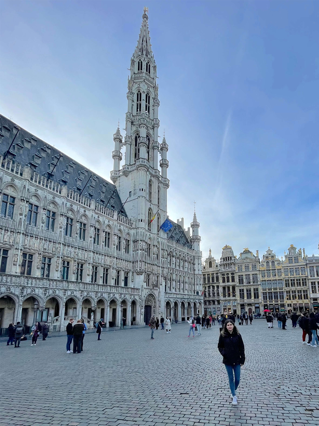 Posando en la Grand Place de Bruselas